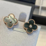 [Eternal Jewelry]CLOVER MEDIUM 1 MOTIFS GRAY MOP  DIAMOND EARRINGS - Image 2