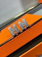 [Eternal Jewelry]H STUD EARRINGS WITH SILVER DIAMONDS - Image 3